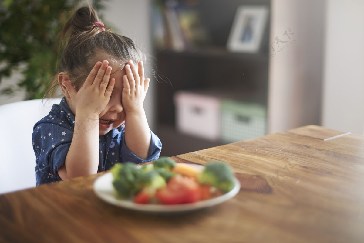 拒绝小女孩不想吃蔬菜小抑郁吃
