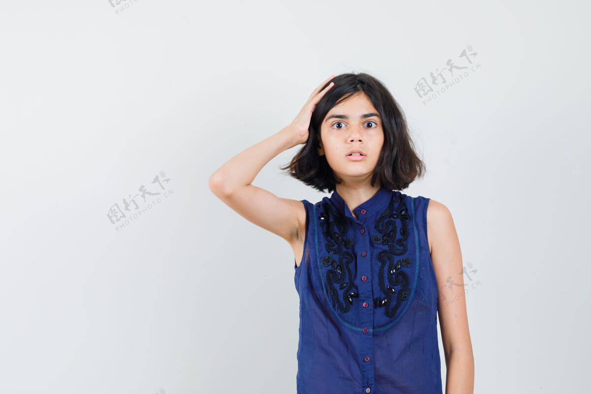 肖像穿着蓝色上衣的小女孩手挽着手 面带疑惑前视图年轻女人头