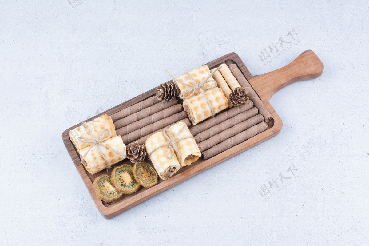 饼干各种饼干和干猕猴桃放在木板上巧克力猕猴桃糕点