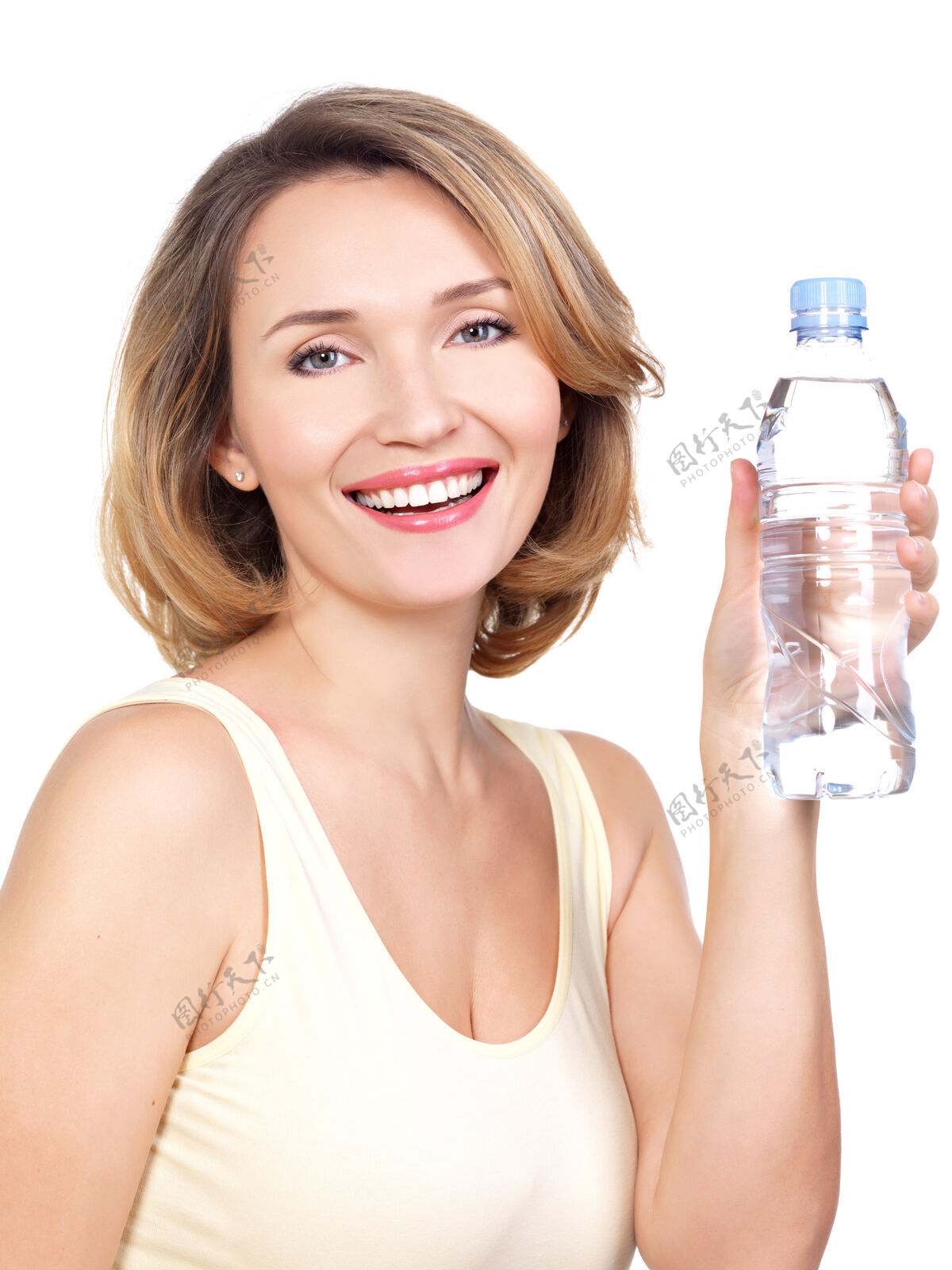 漂亮美丽的年轻微笑的女人 白墙上挂着一瓶水朋友提神积极