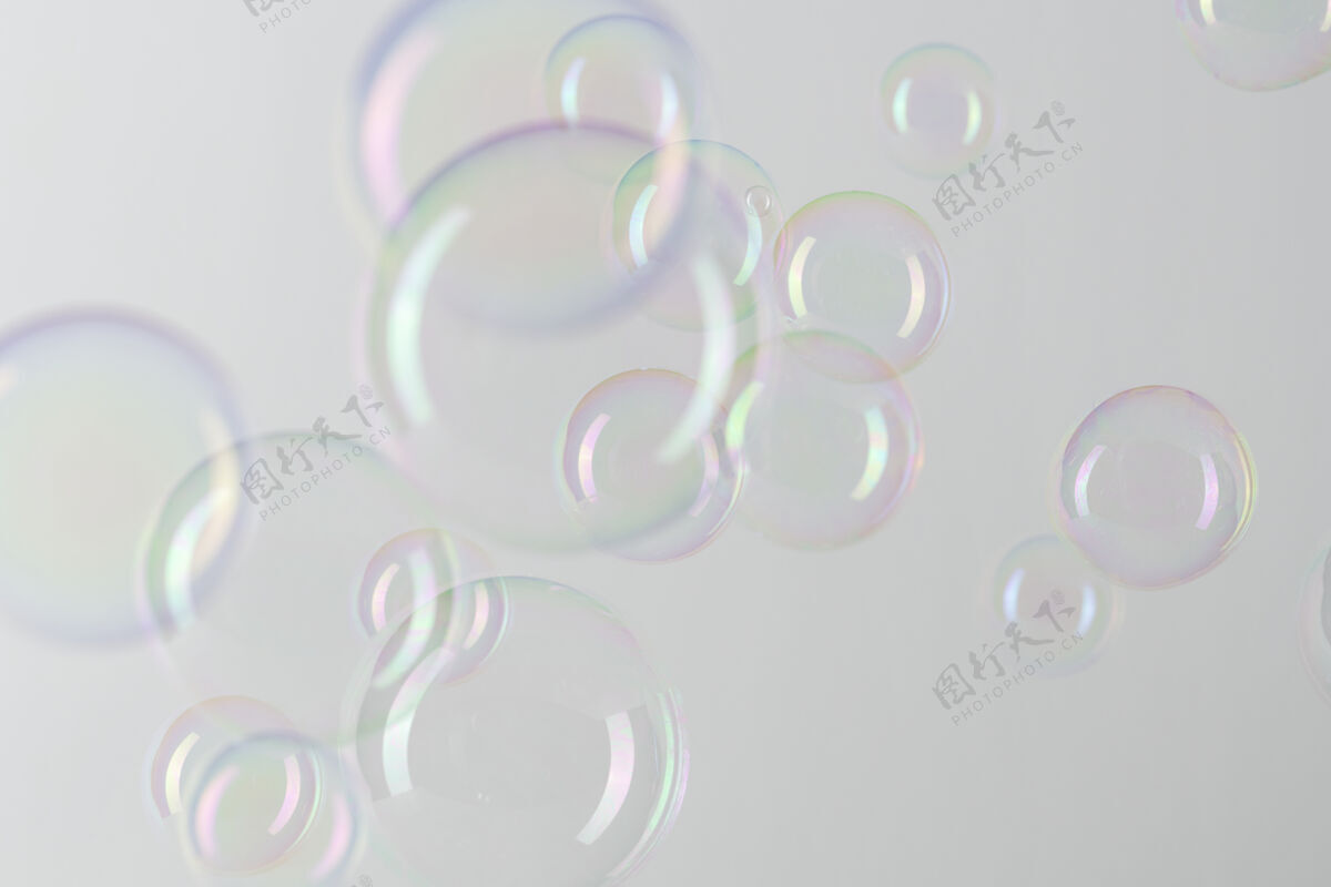 泡沫透明的肥皂泡图案在灰色的墙纸上圆抽象球体