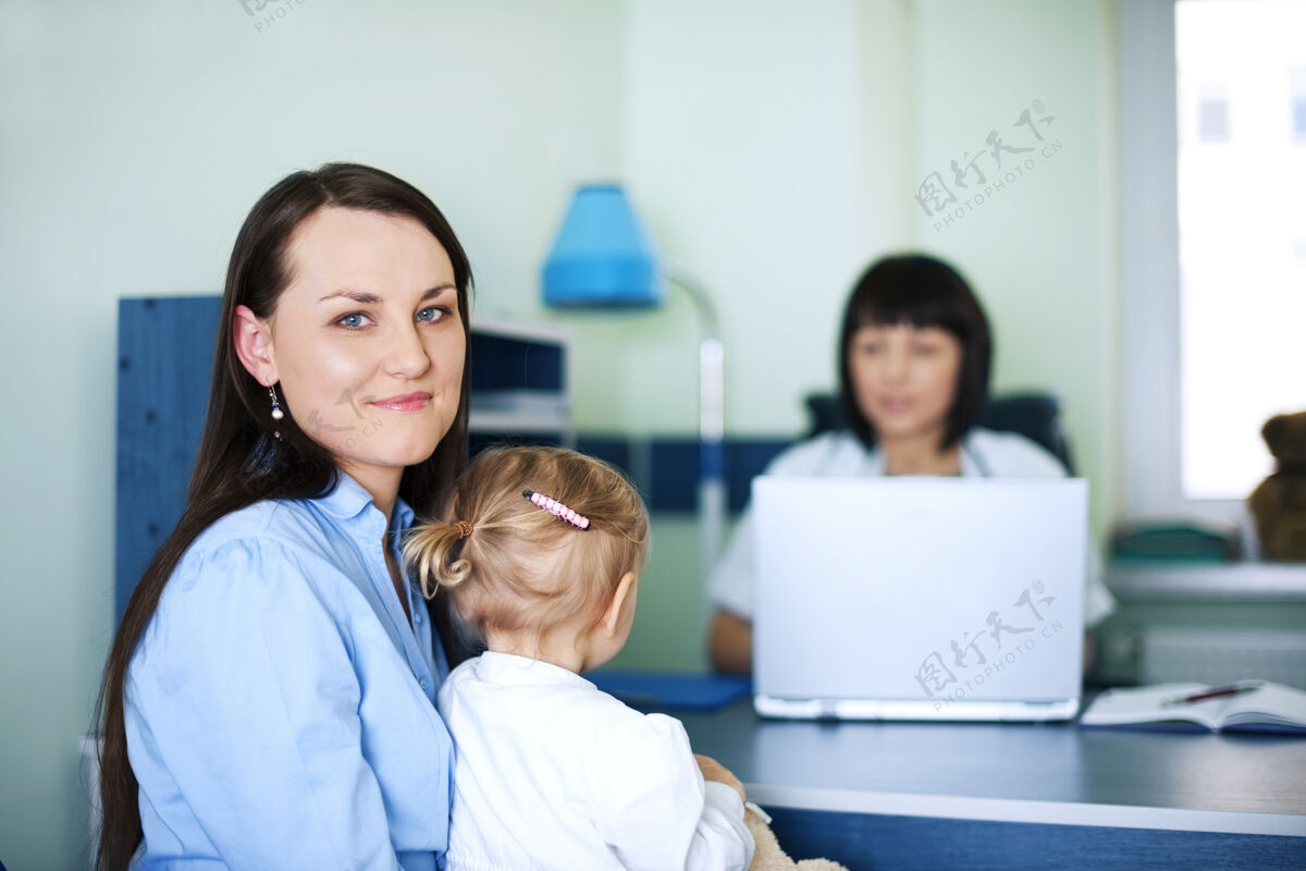 童年母女俩和医生在医院女性医生办公室台灯