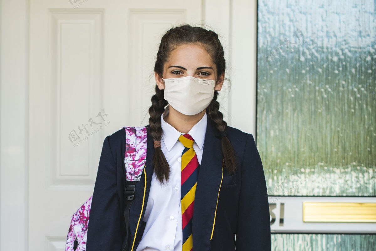 展台戴着面具上学的新常态女孩防护独自一人面具