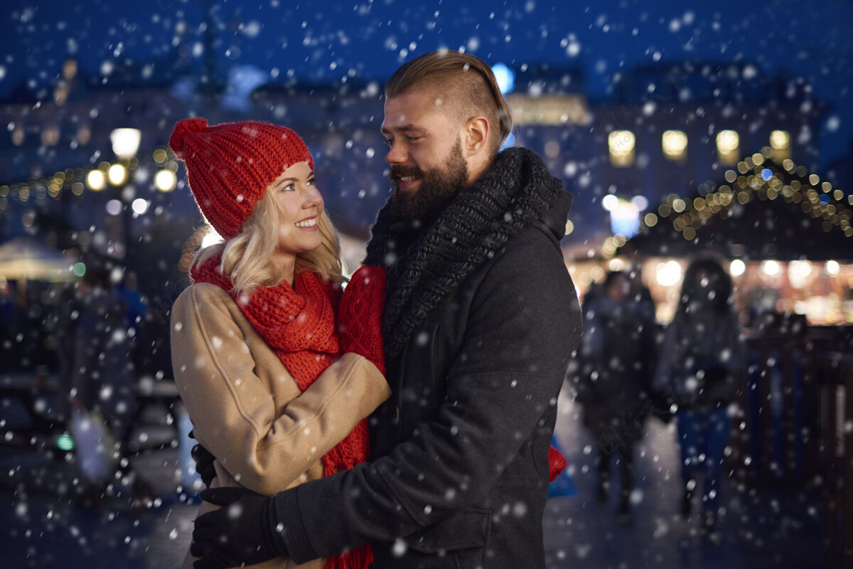 触摸一对情侣在雪地里的浪漫时刻爱帽子冬天
