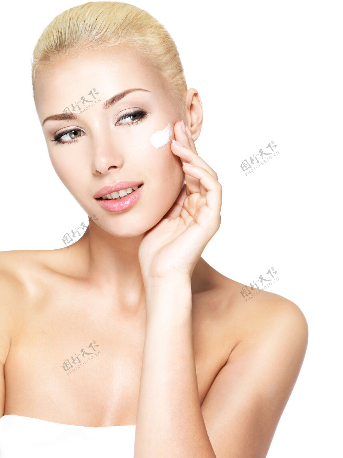 一瞥年轻女士在干净清新的脸上涂抹化妆霜清洁应用女人