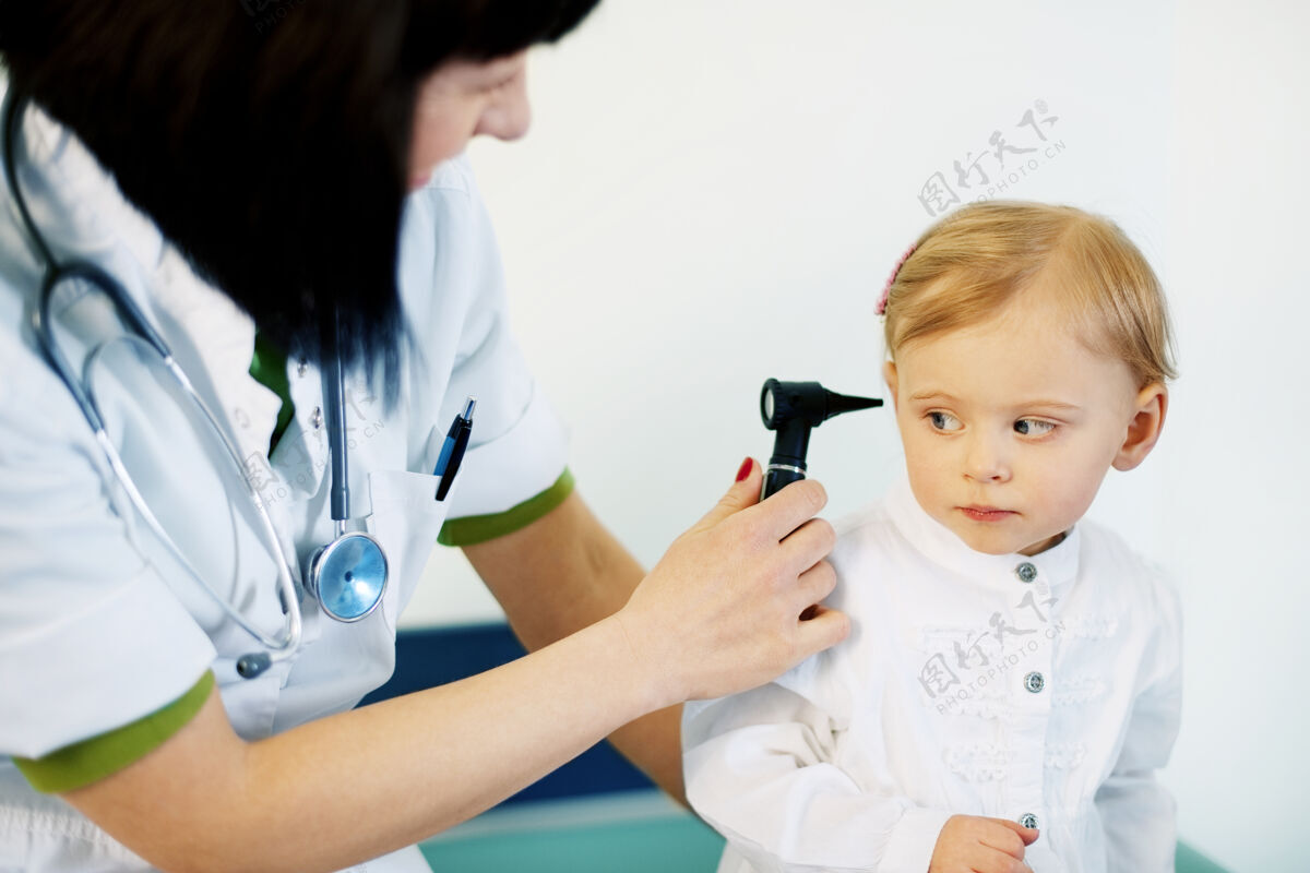 工作儿科医生在给女婴做耳科检查听诊器幼儿诊所