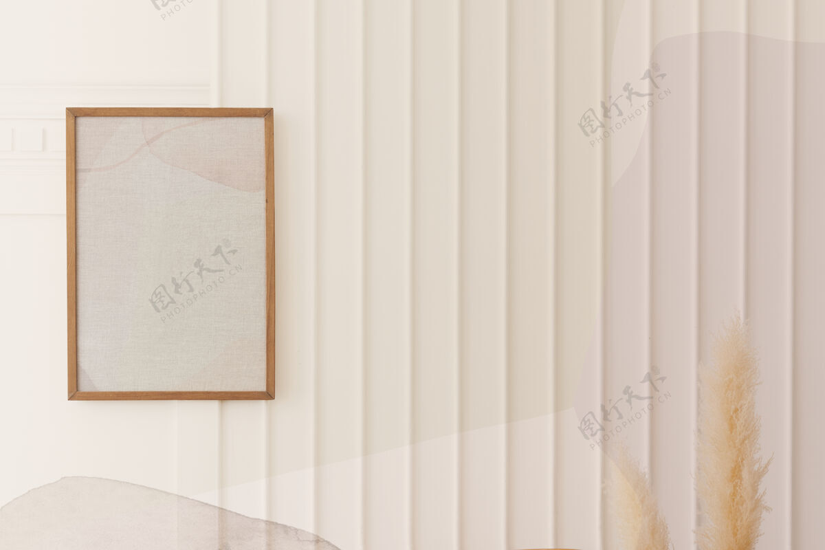 室内挂在白墙上的画框 旁边是干枯的潘帕斯草装饰悬挂室内设计