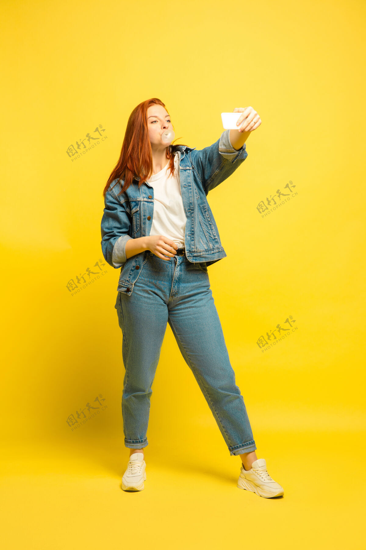 表情更容易成为追随者自拍需要最少的衣服黄色背景上的白人女性肖像漂亮的女性红发模特人类情感的概念 面部表情 销售 广告人事业衬衫