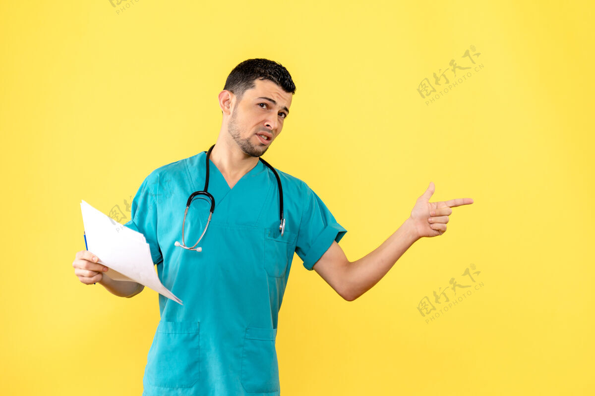 专业侧视专家一个医生拿着文件指向侧面专家听诊器工作