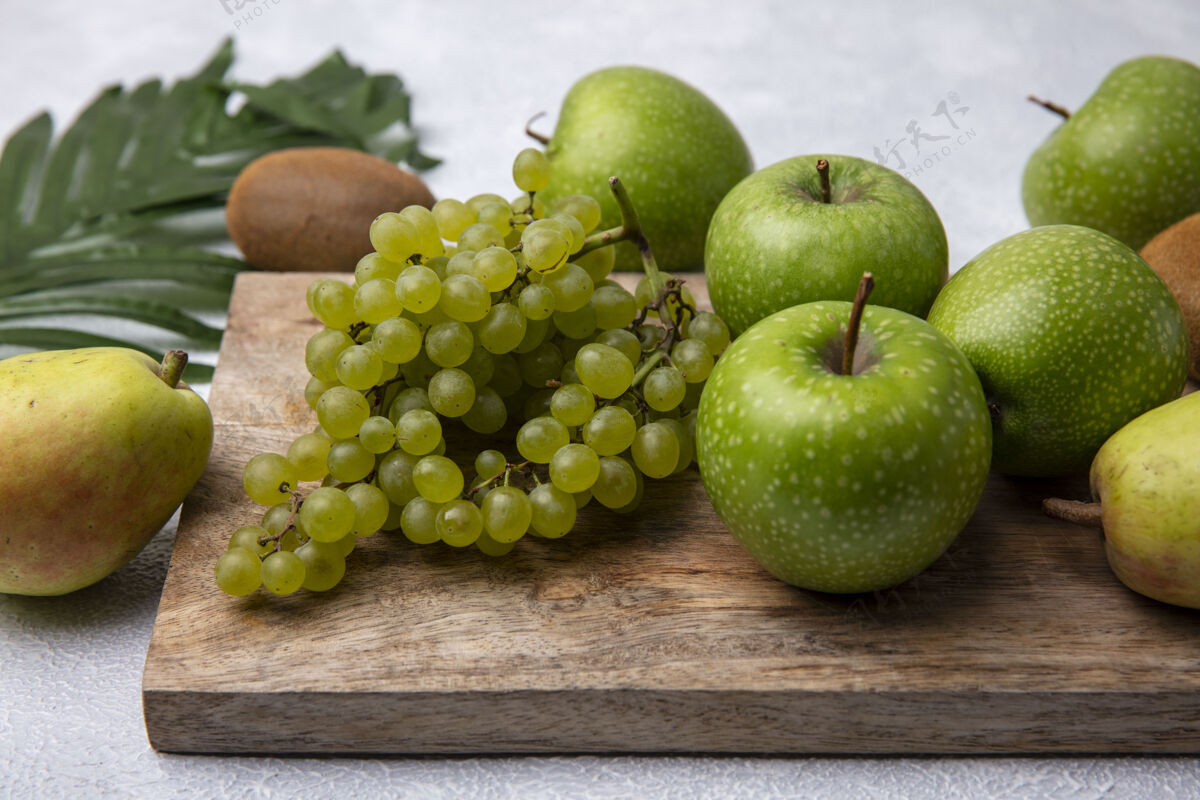 梨正面图绿色的苹果和绿色的葡萄在一个白色背景上的梨子立场食品观点立场