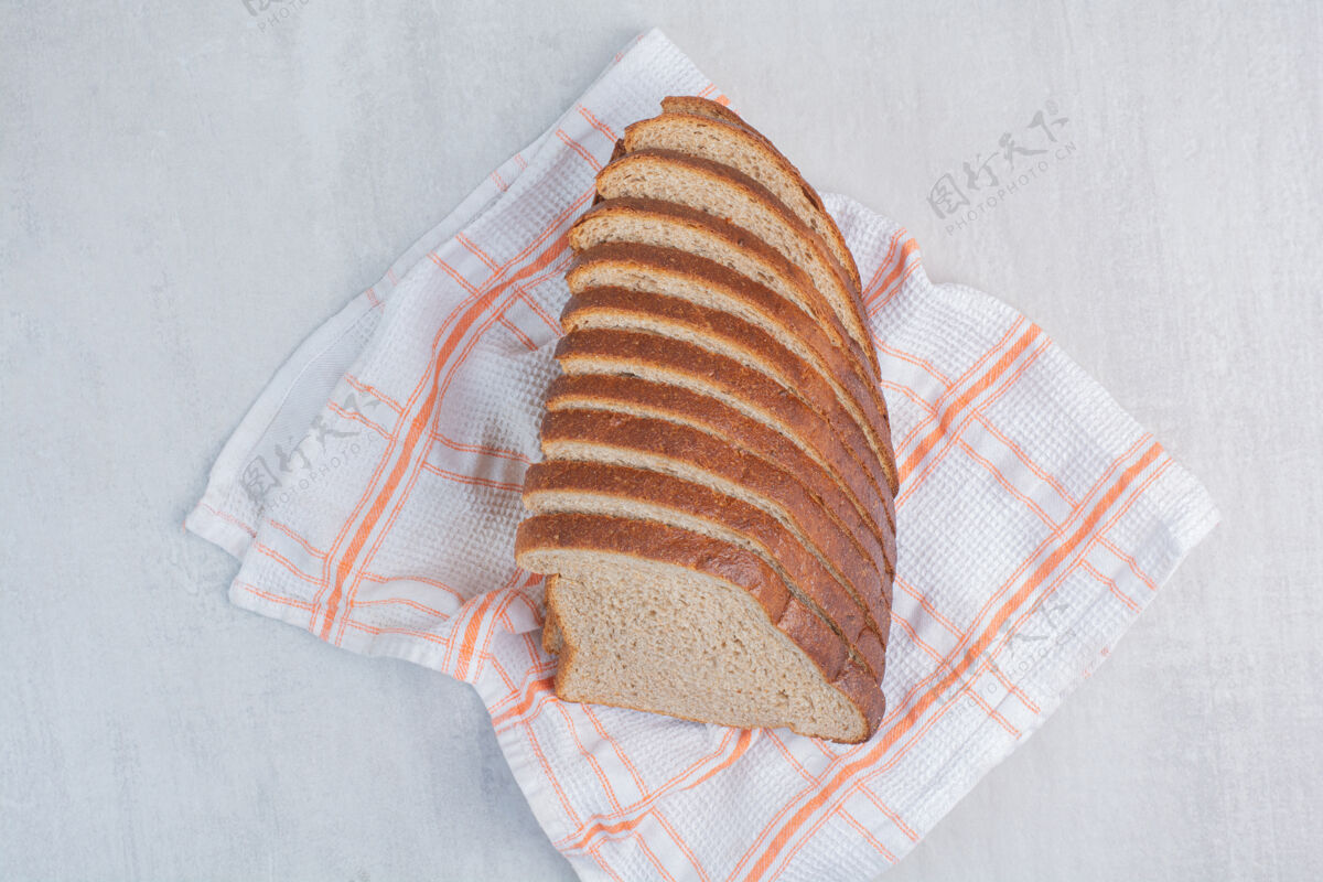 美味在桌布上放几片新鲜的白面包白面包馒头糕点