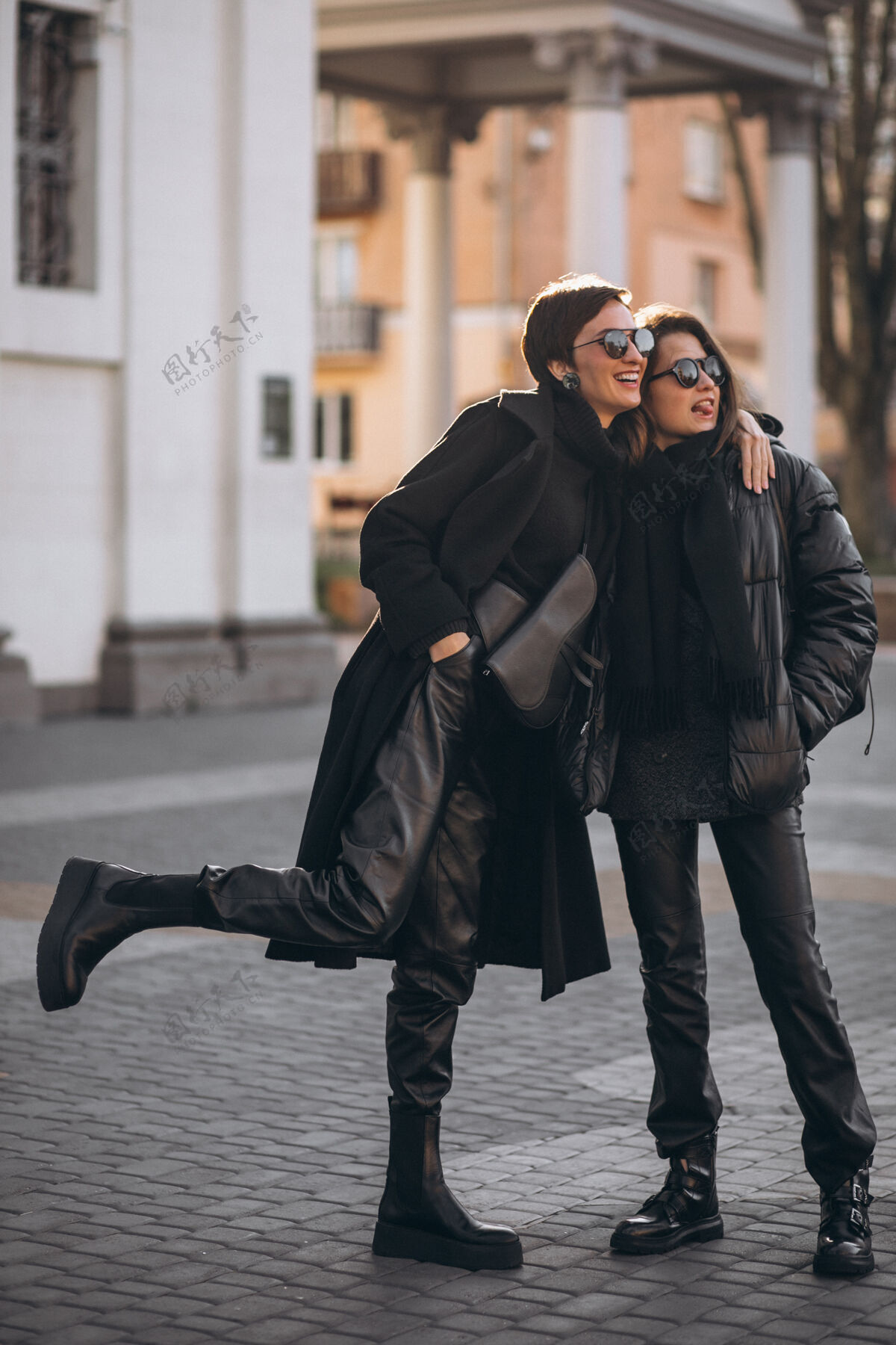 好看妈妈和女儿一起在街上一起拥抱街道