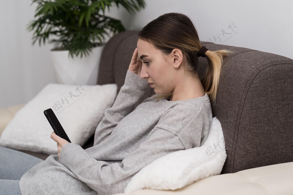 女孩家里有电话的年轻女孩肖像使用上瘾