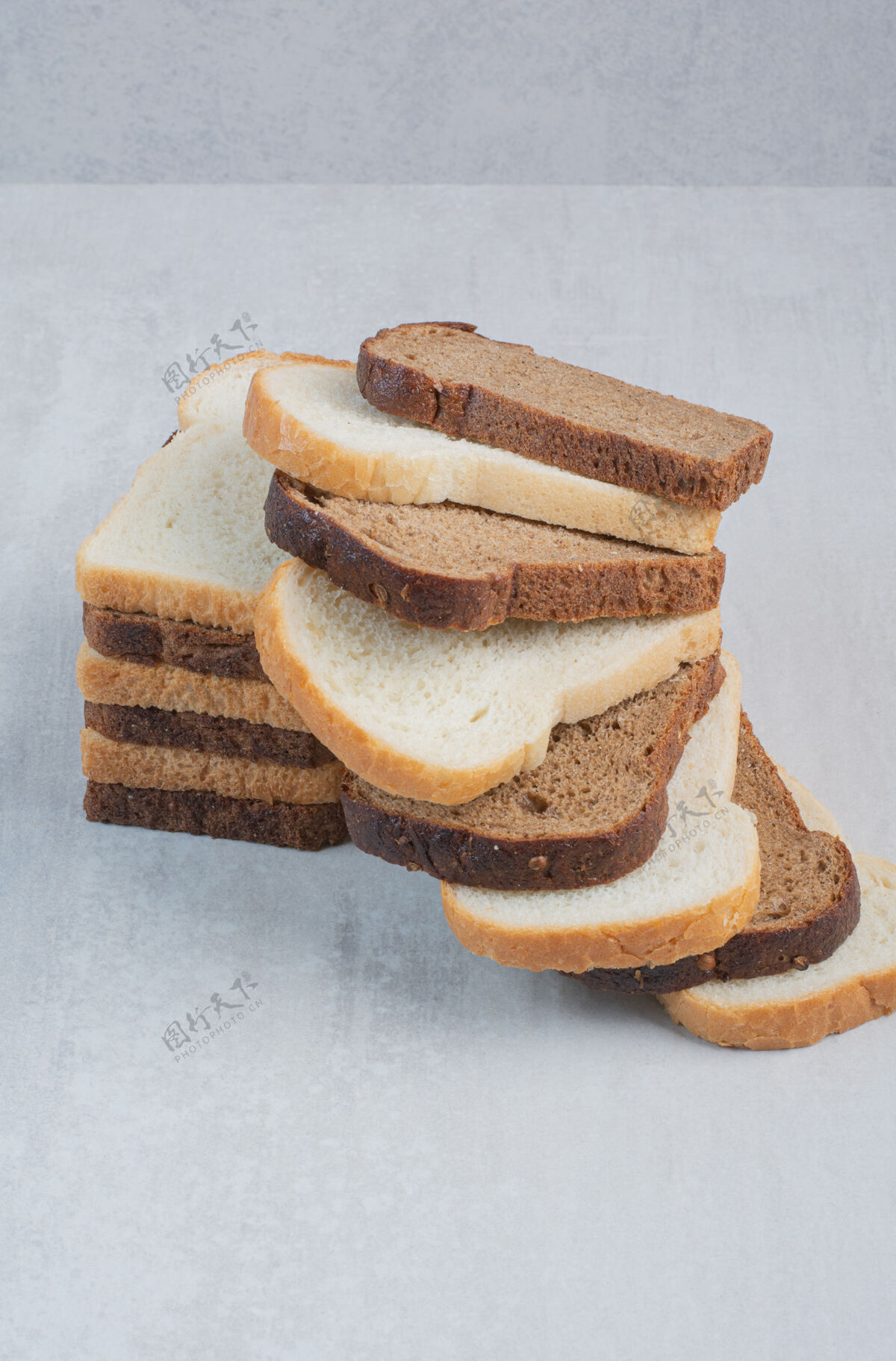 棕色新鲜的白色和棕色面包片放在大理石背景上切片糕点白色