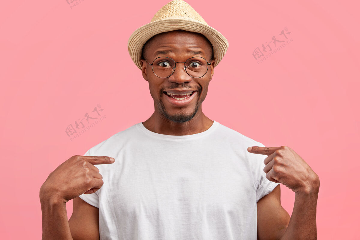 标志快乐的深色皮肤男性戴草帽的照片照片表达情感