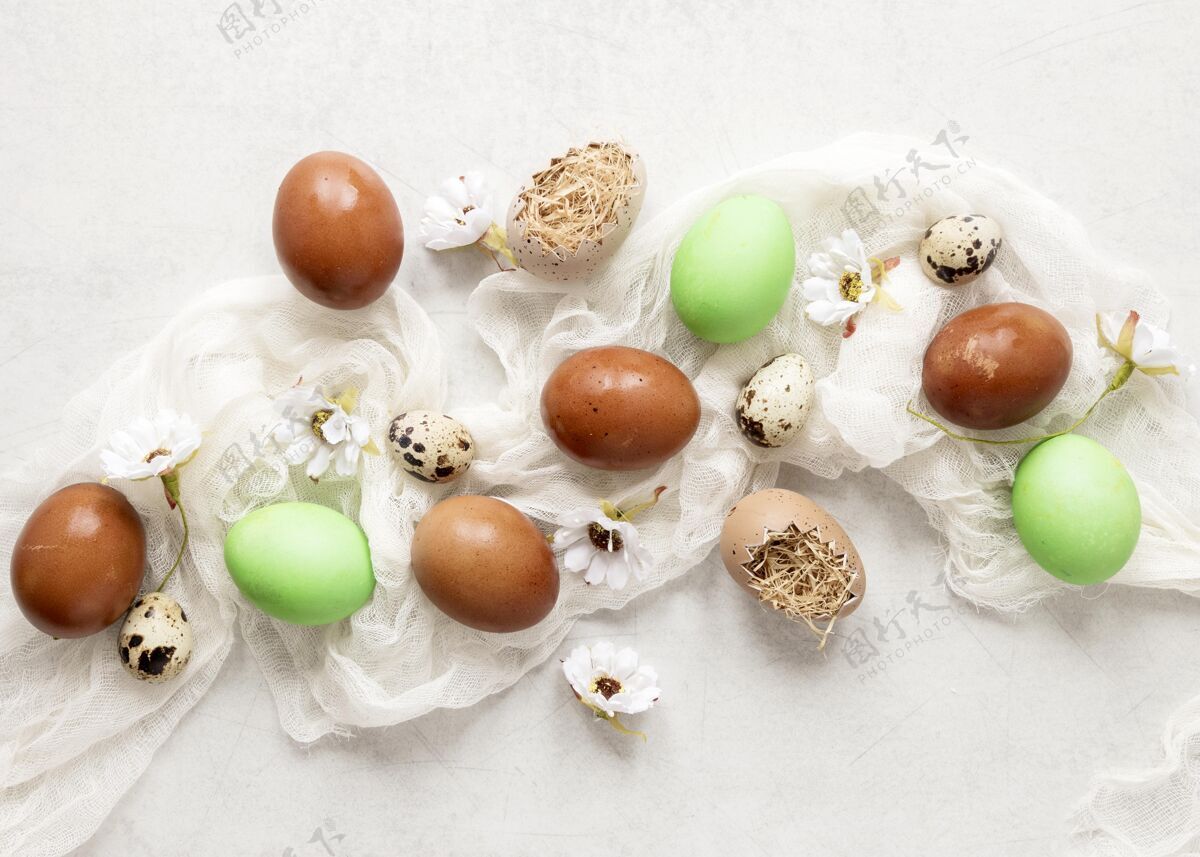 平铺五颜六色的复活节彩蛋和鲜花活动复活节鸡蛋