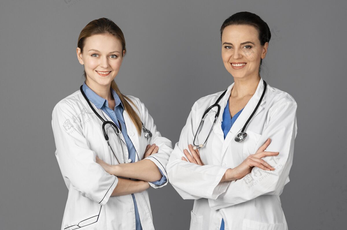 专业女医生在医院用听诊器健康专业女人