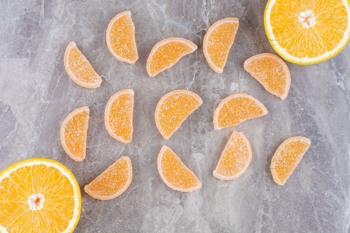 橘子新鲜的橘子片和甜甜的果酱放在大理石背景上食物美味美味