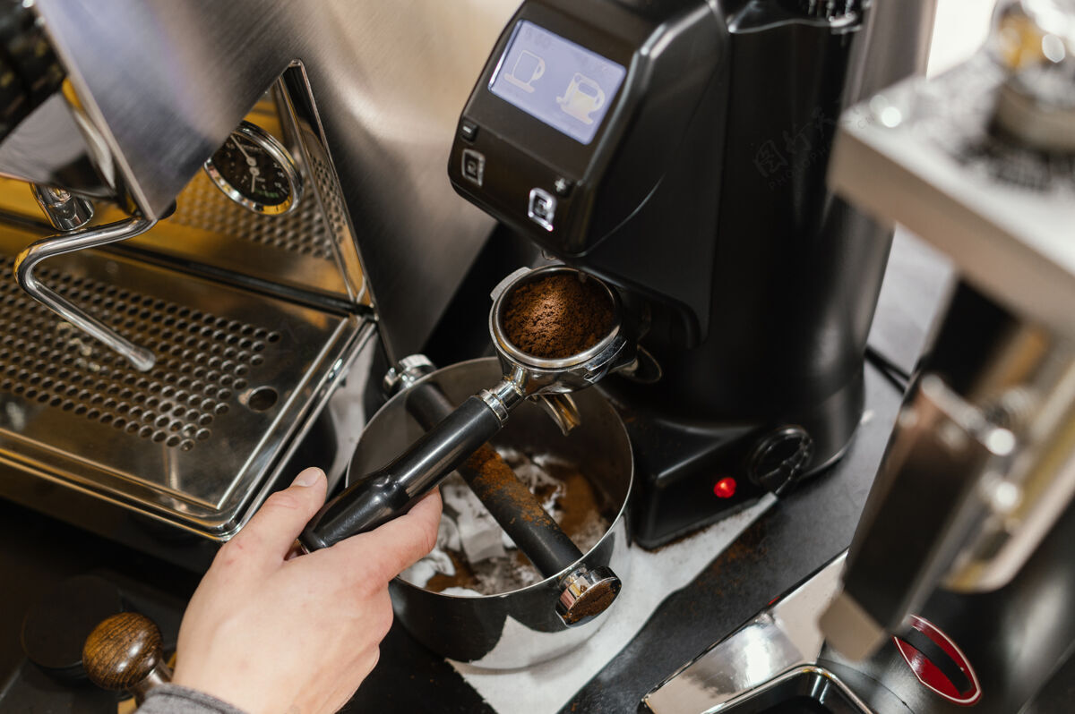 工作高角度男咖啡师使用专业咖啡机咖啡师职业雇员
