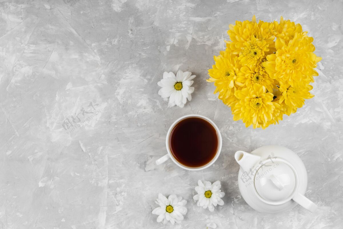 分类美丽的春花与茶杯和茶壶组成春天开花安排