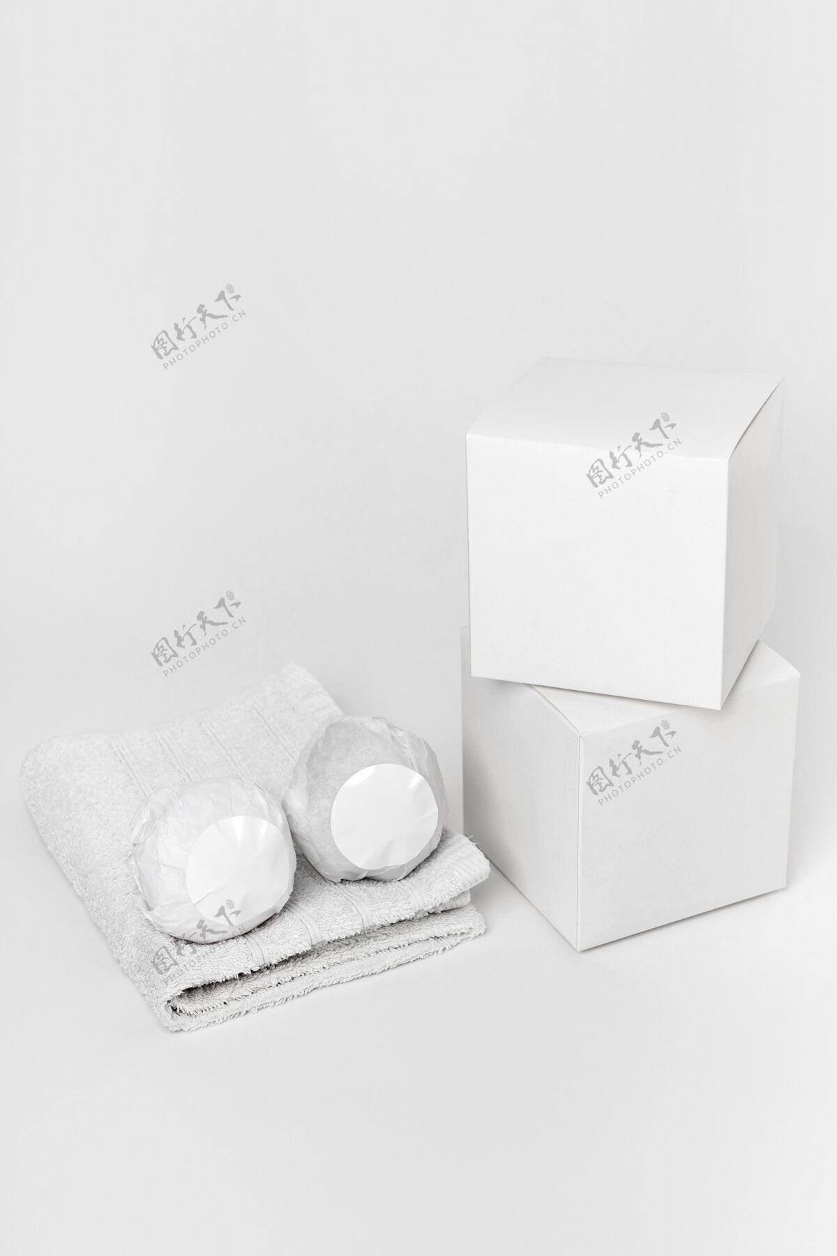 产品高角度的盒子 浴弹和毛巾芳香疗法安排沐浴炸弹