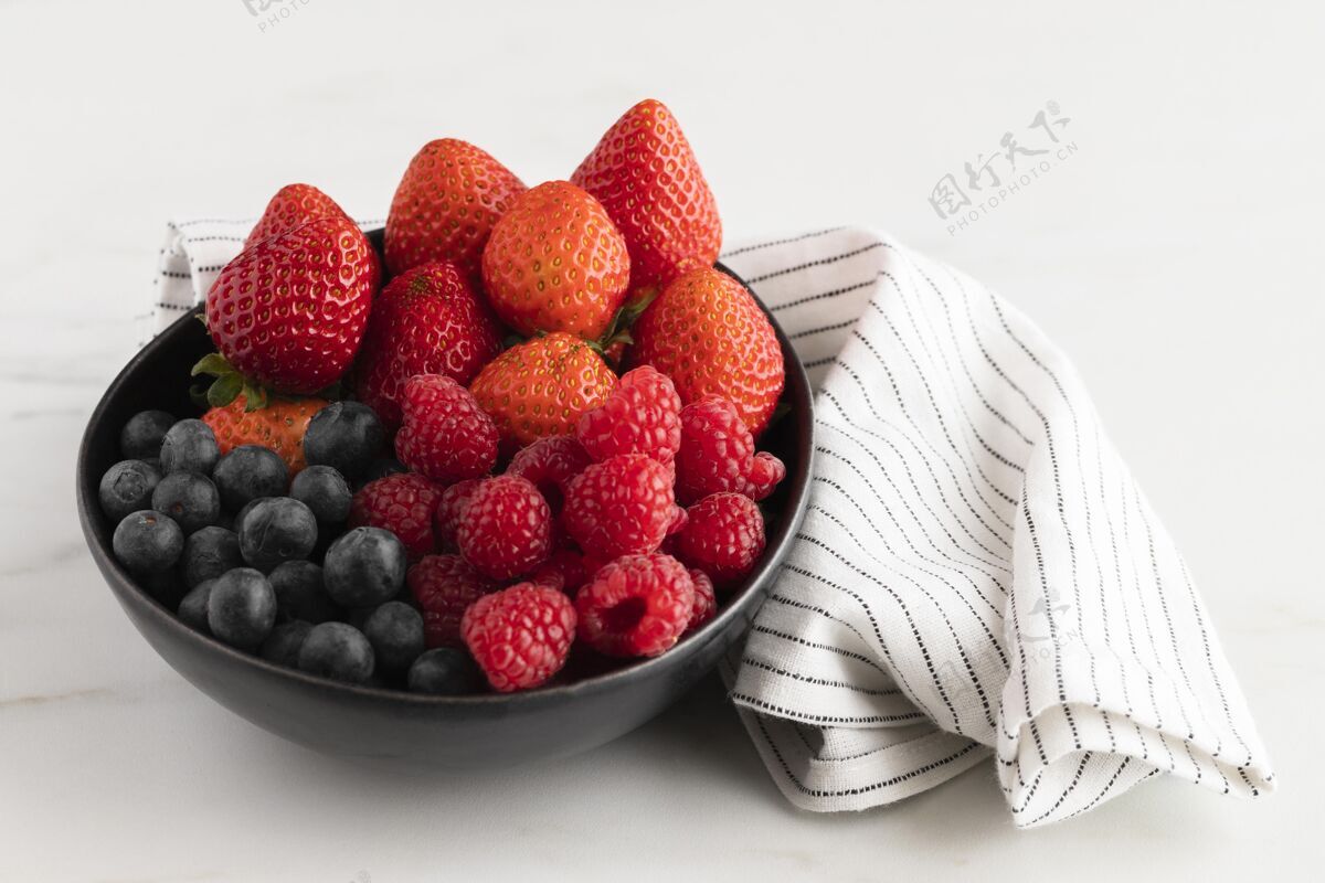 美食高角度的水果和布碗美食小吃覆盆子