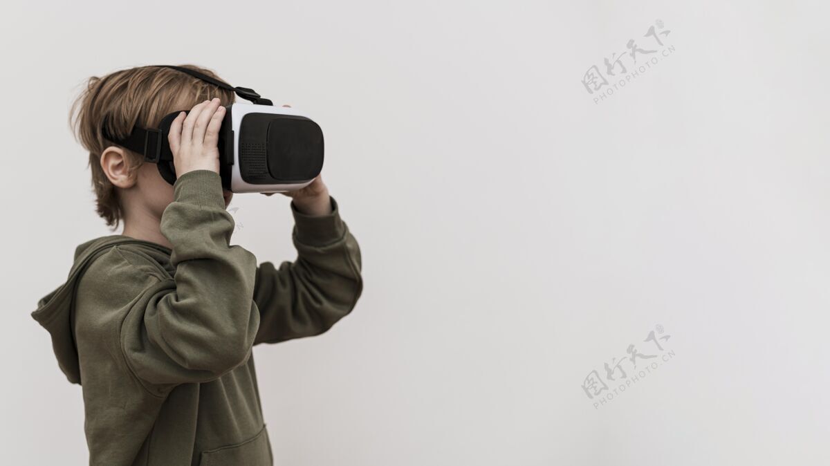 儿童侧视图的小男孩使用虚拟现实耳机与复制空间娱乐消遣科技