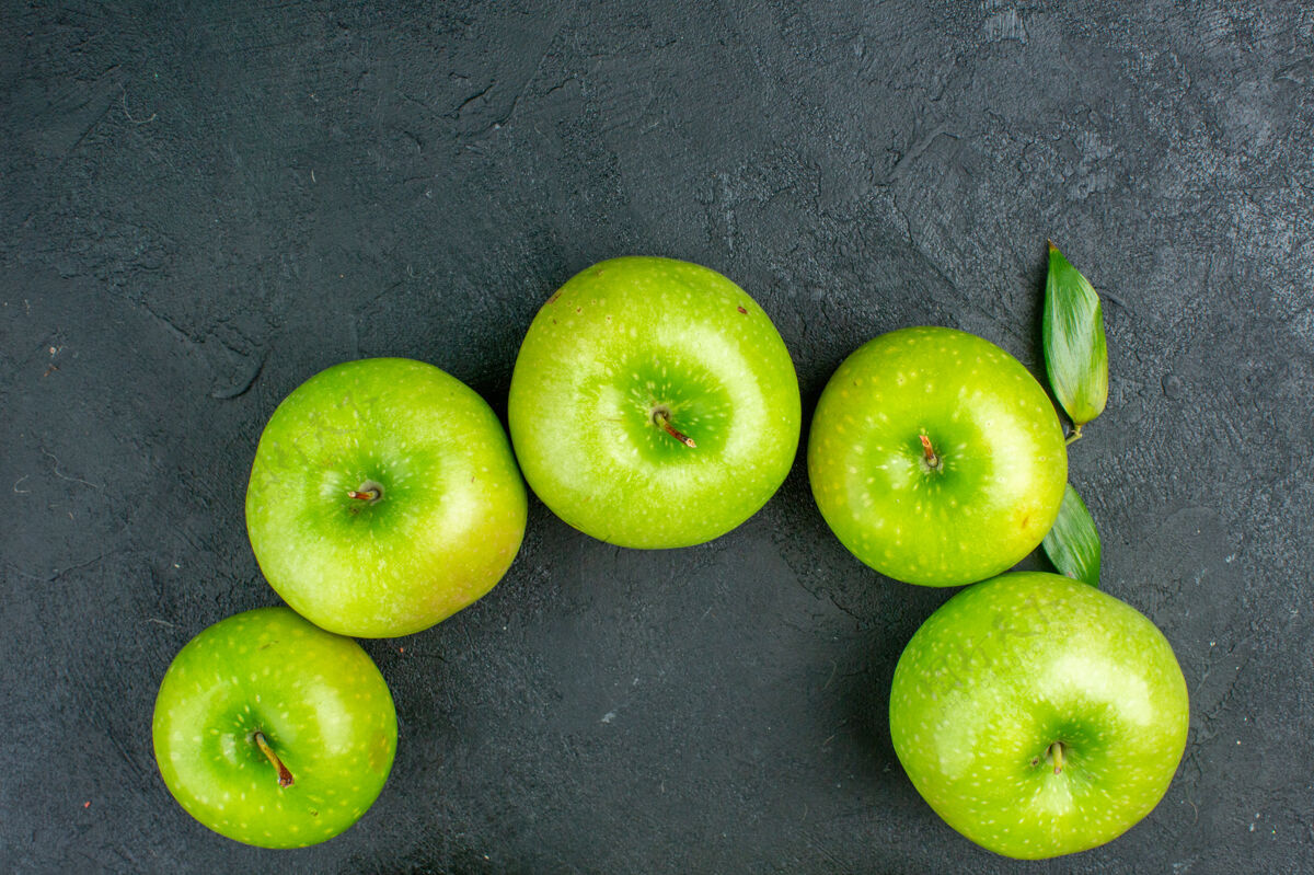 新鲜顶视图绿色苹果在黑暗的表面复制空间吃苹果多汁顶部