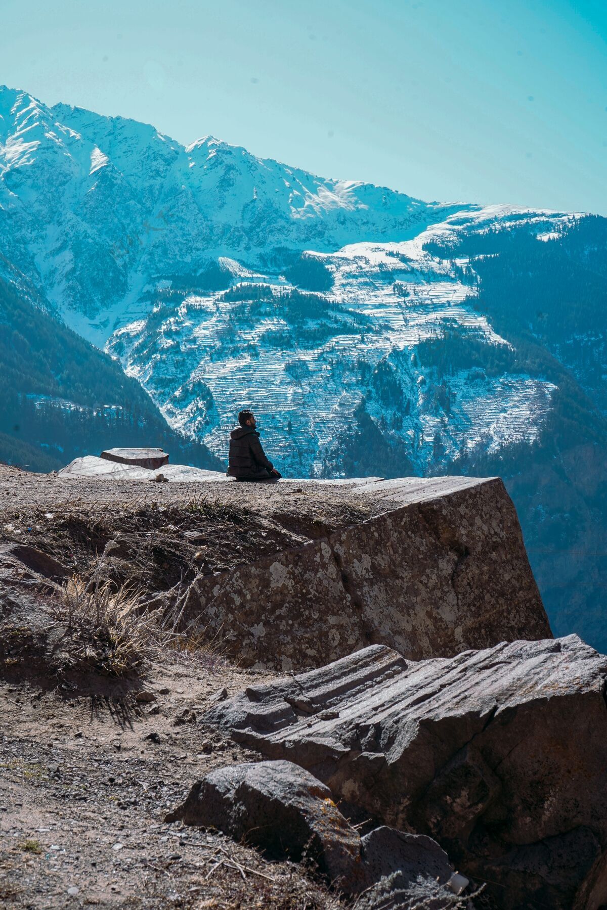 滑雪美丽的风景带着孤独的人看着白雪皑皑的山峦在卡尔帕自杀点峰户外冷