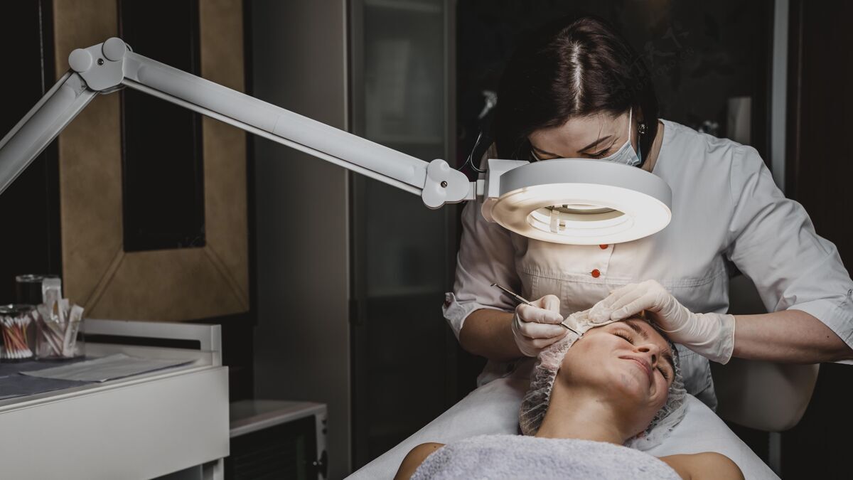 水疗在健康中心做皮肤治疗的女人美容师女性健康