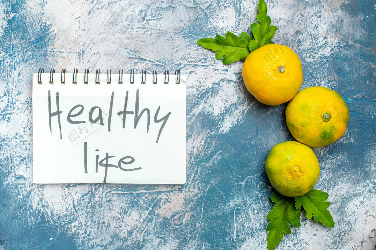 写作顶看新鲜的柑桔健康生活写在蓝白色的记事本表面维生素柠檬顶部