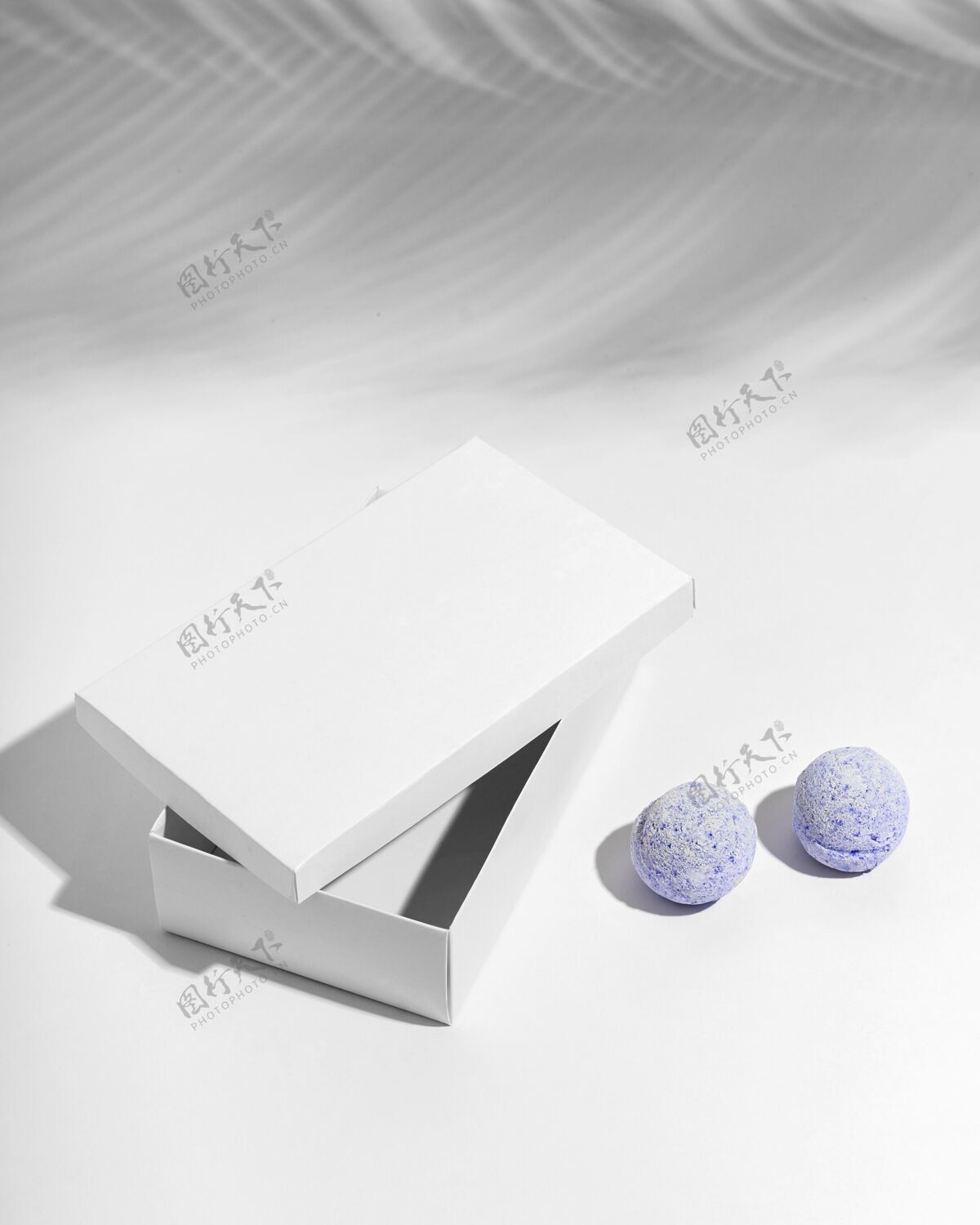 沐浴高角度紫色浴弹和蓝色盒子品牌分类水疗