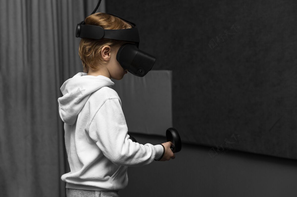 消遣小男孩使用虚拟现实耳机与复制空间复制空间娱乐电子