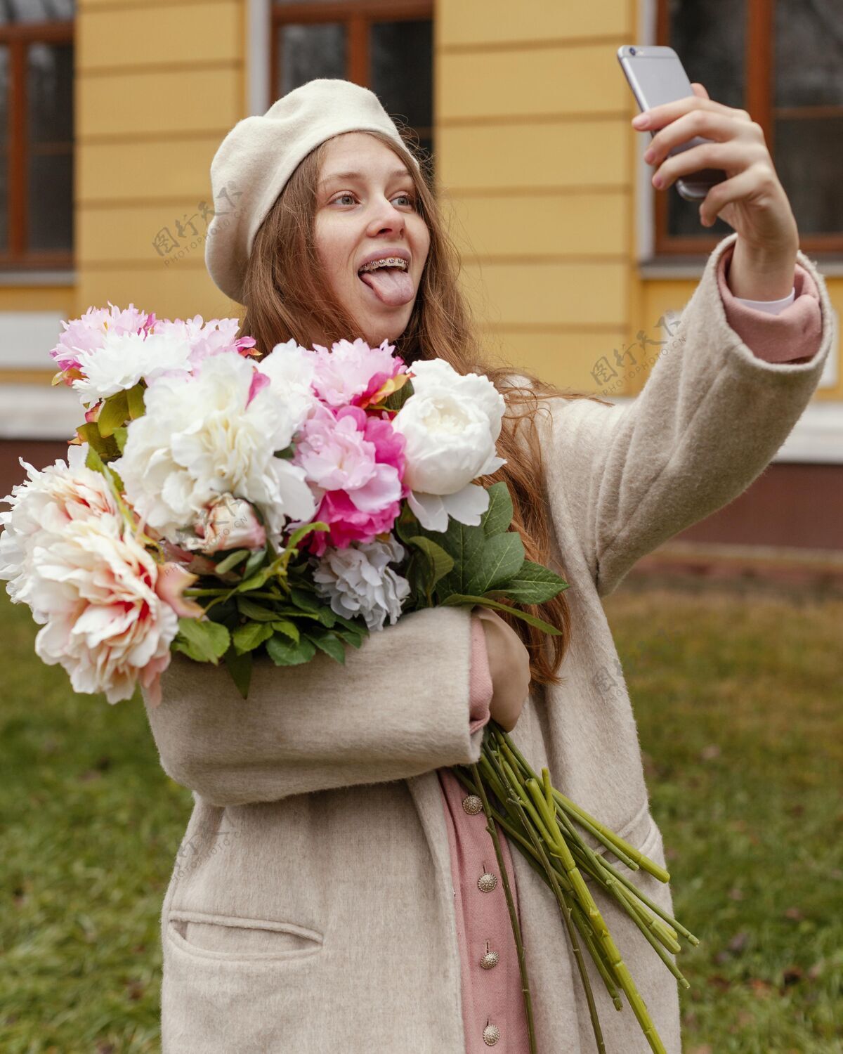 花束春天 女人在户外捧着花束自拍植被花智能手机