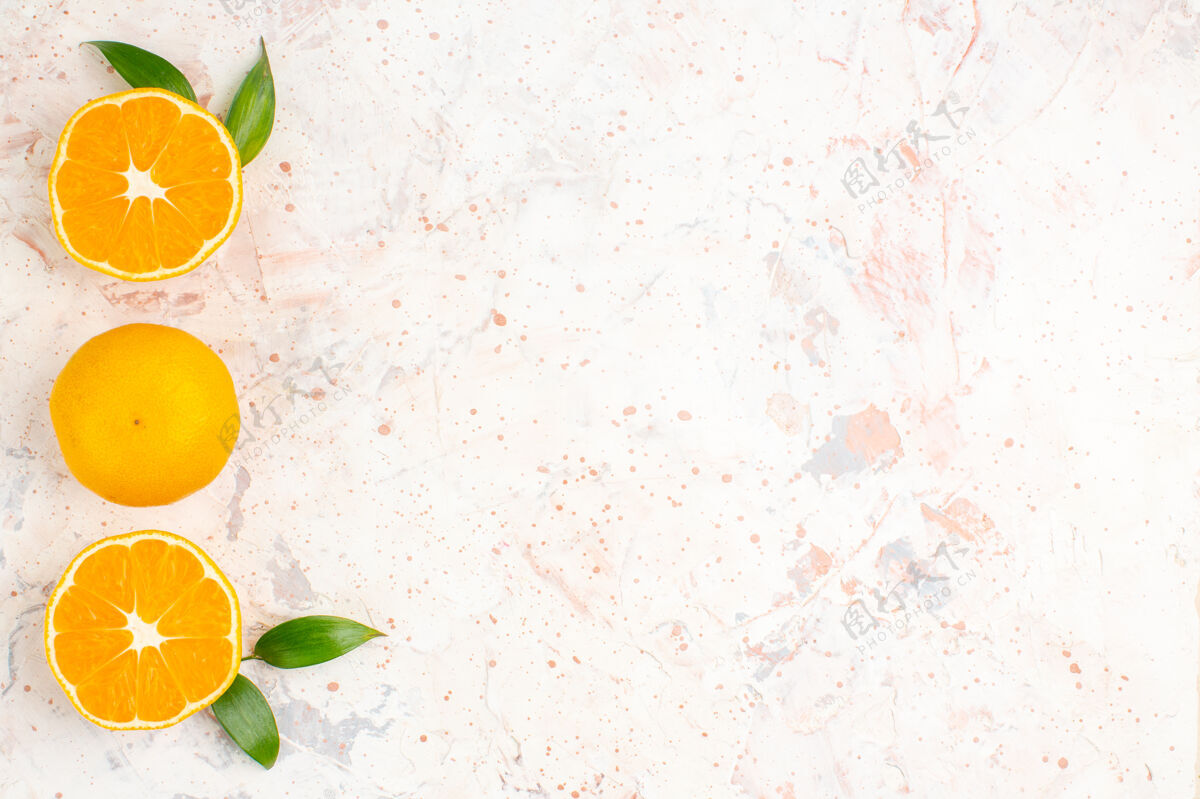 郁金香顶视图垂直排新鲜的柑桔在明亮的隔离表面与自由空间顶部柑橘行