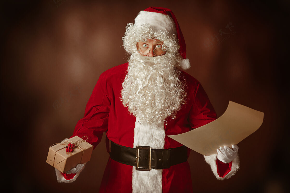 手臂穿着圣诞老人服装的人的肖像快乐的圣诞老人传统的