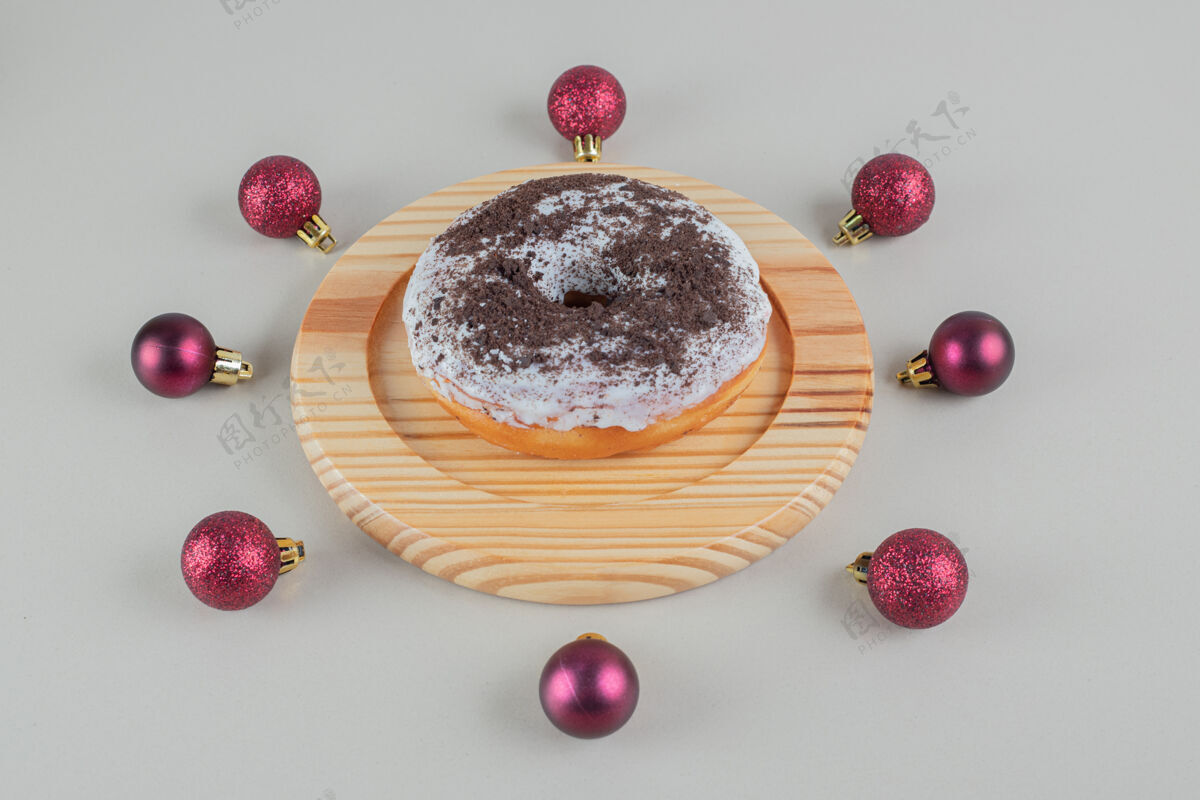 闪亮巧克力甜甜圈和圣诞球巧克力面包房五颜六色
