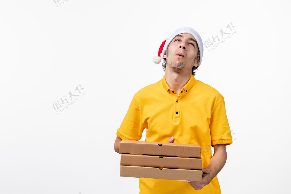 视图正面图：男快递员带披萨盒白墙制服送货服务工人成人男信使