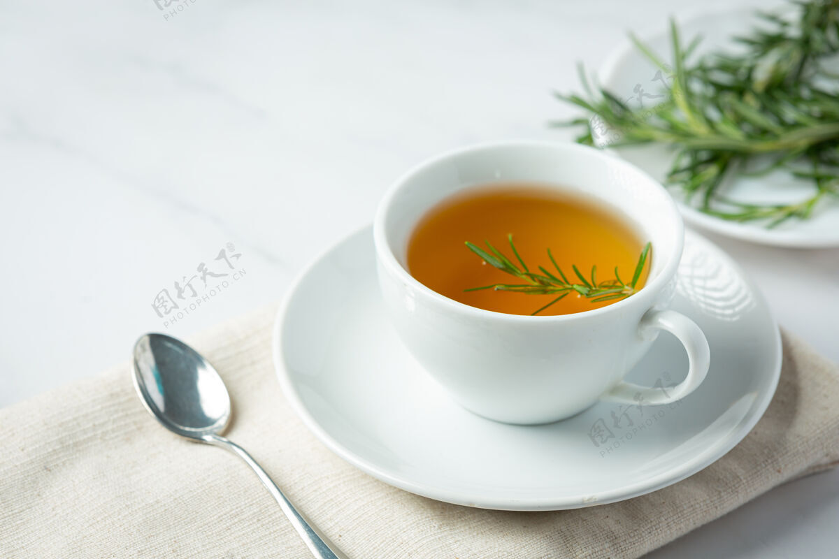 饮食迷迭香热茶在杯中即饮能量平衡治疗
