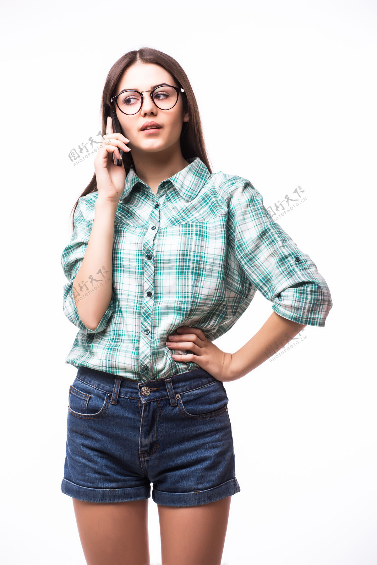 女人身着蓝色t恤 站在录音室微笑着在手机上讲话的西班牙美女肖像朋友电话年轻