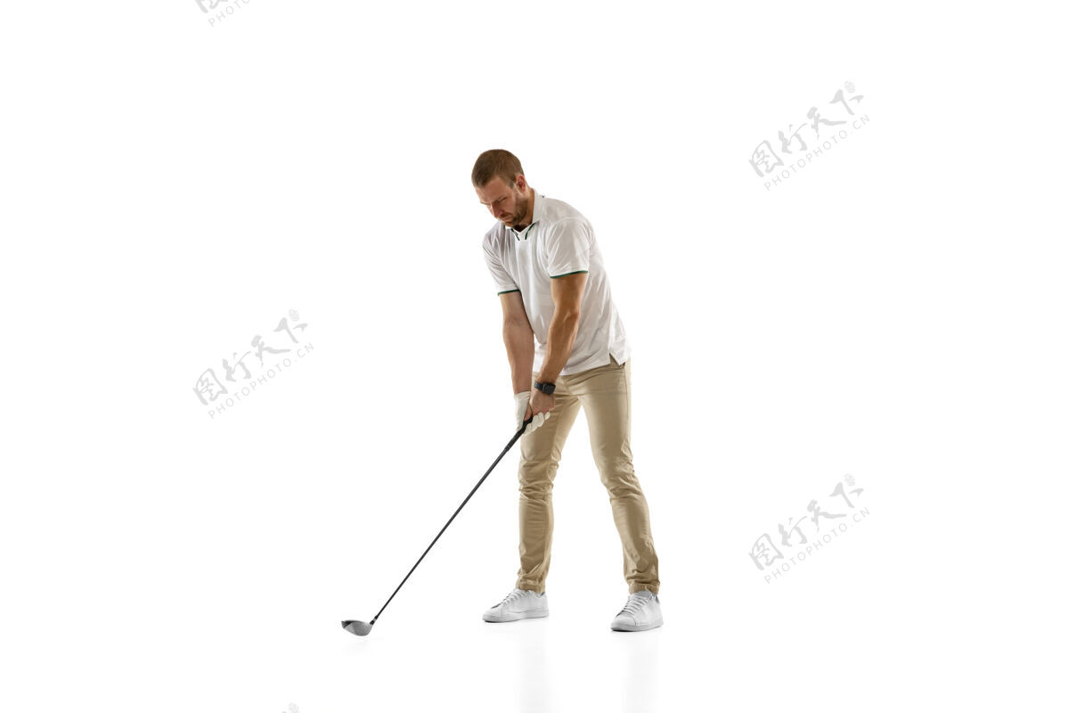推杆身穿白色球衣的高尔夫球员在白色墙壁上独立挥杆 有文字空间专业球员用明亮的情绪和面部表情练习运动理念球场训练男