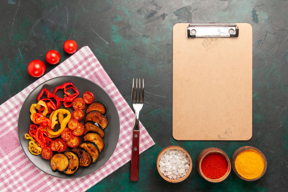茄子顶视图熟切片蔬菜甜椒和茄子与调味料的绿色表面烹饪甜椒饮食