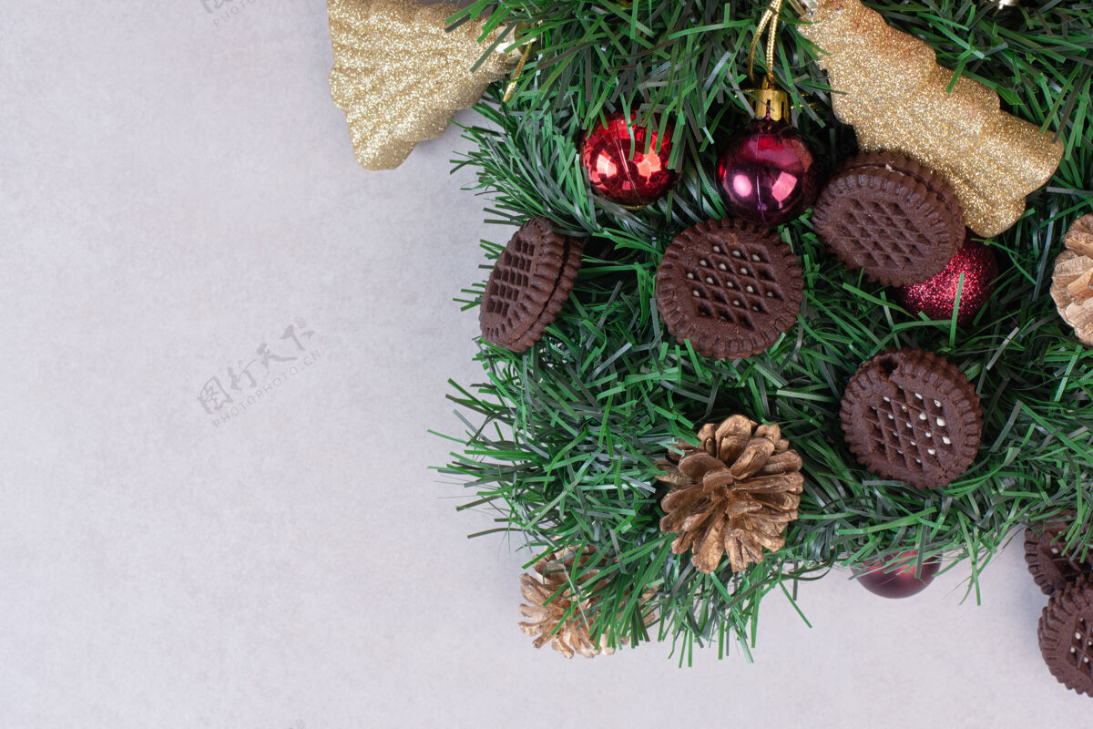 收藏松果和圣诞球和饼干在白色的表面食品装饰品圣诞球