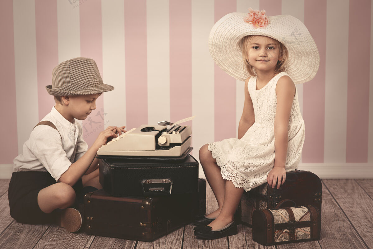 情侣女孩在等一封浪漫的信设备抱着学龄前