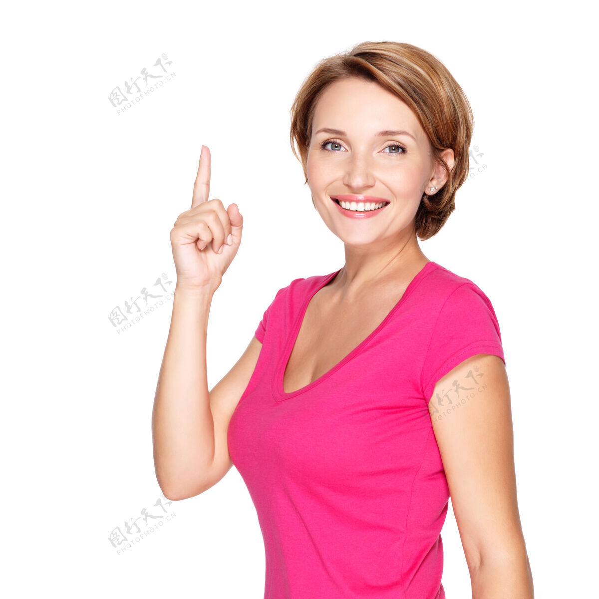 吸引成年快乐女人的肖像 用手指指着白色的墙壁肖像手手指