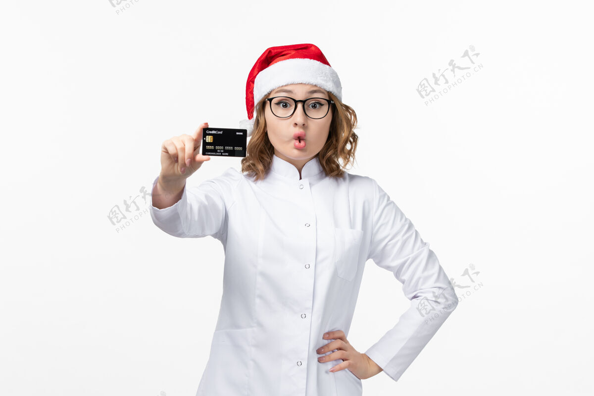 微笑白桌上年轻女医生手持银行卡度假护士拜年圣诞节风景办公桌