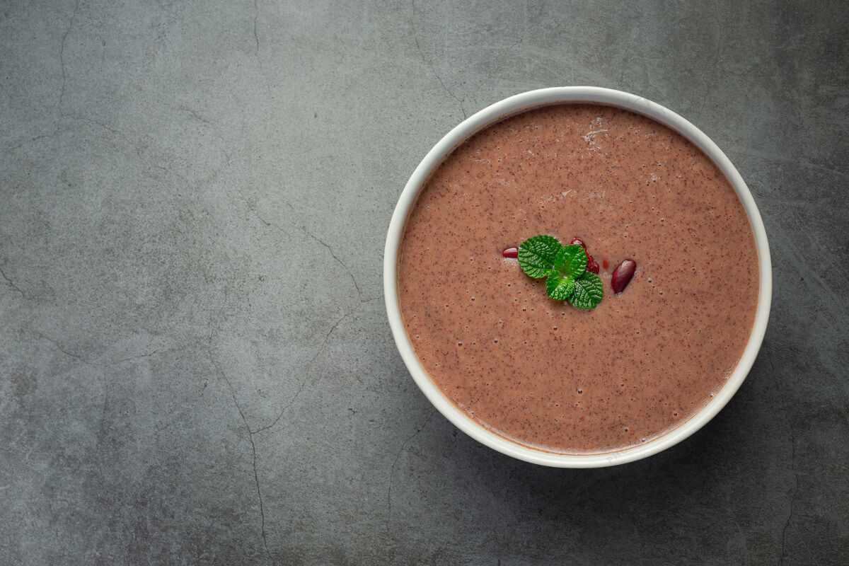 必要的红豆热汤在白碗里放在黑暗的地板上食品粮食对象