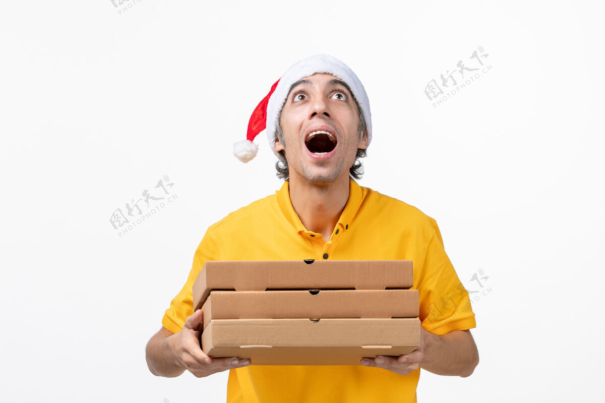 圣诞节正面图白色墙上有披萨盒的男快递员工作制服送货服务笔记本电脑服务工作