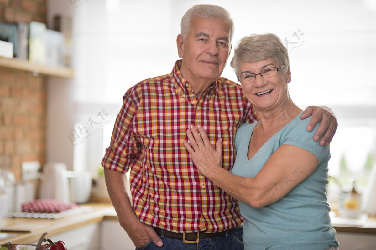 设备厨房里快乐的老夫妇的画像眼睛戴日光祖母