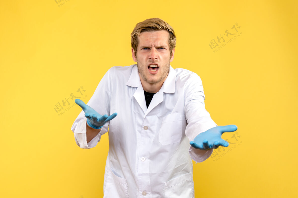 医生正面图黄色背景上的男医生掩盖了人类的医学情感成人听诊器外套